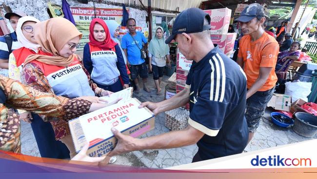 Pertamina Salurkan Obat, Alat Mandi-Sembako untuk Korban Banjir di Bekasi