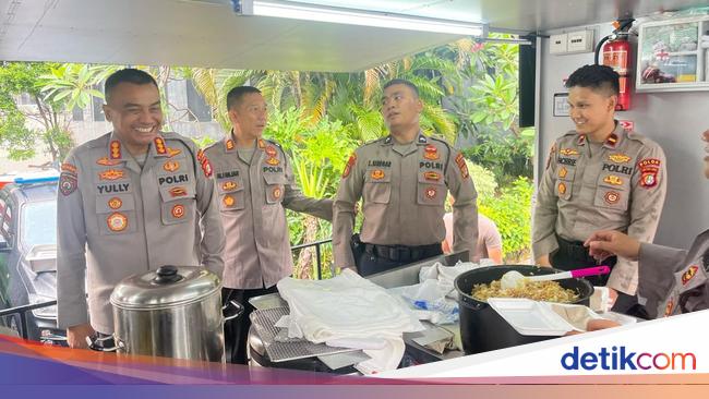 Polda Metro Dirikan Dapur Lapangan Bantu Korban Banjir Bekasi