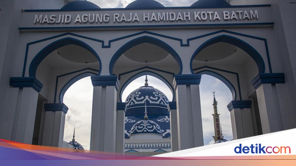 Megahnya Masjid Agung Raja Hamidah Batam