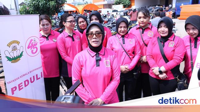 Momen Yayasan Kemala Bhayangkari-Polres Metro Bekasi Kota Bantu Korban Banjir