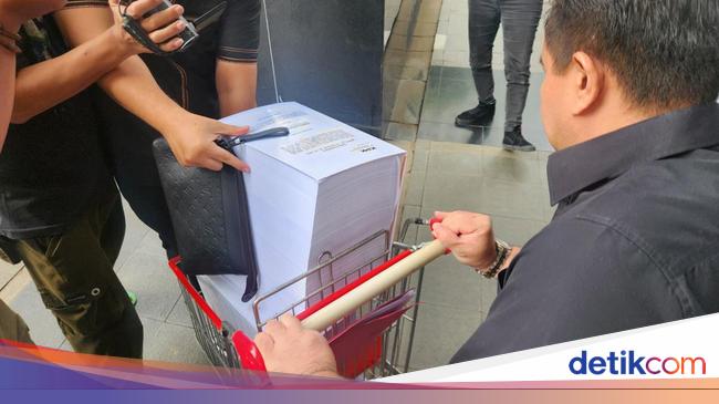 Penampakan Tebalnya Berkas Perkara Hasto yang Dilimpahkan KPK ke Pengadilan