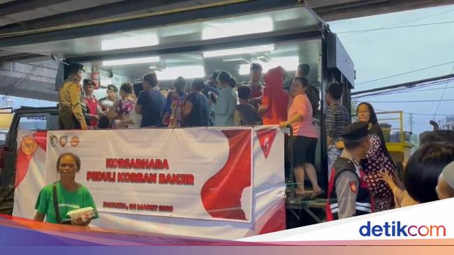 57 Polisi Korsabhara Bagikan Makanan ke Warga Korban Banjir di Pancoran