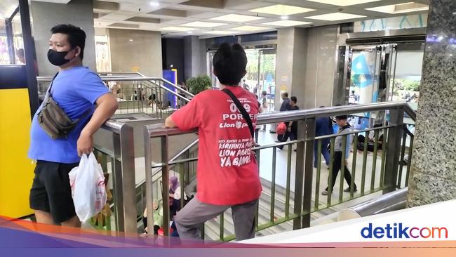 Isi Dompet Porter Tanah Abang Ikut 'Puasa' di Awal Bulan Puasa