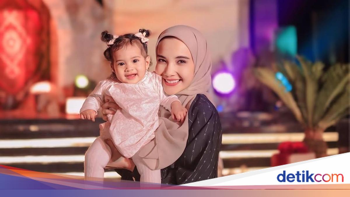 Zaskia Sungkar Jahit Sendiri Baju Lebaran untuk Humaira