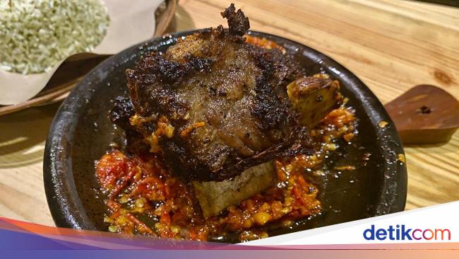 Sambal Ambu: Gurih Meresap! Iga Bakar Sambal Bawang Pakai Nasi Daun Jeruk