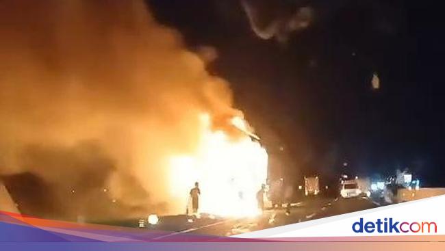 Api Membara Hanguskan Truk Paket di Tol Kanci Cirebon