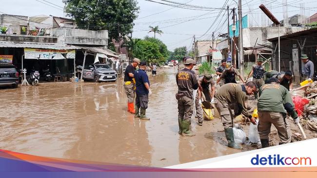 Pemkab Tambah Alat Berat, Percepat Keruk Lumpur Sisa Banjir Bojongkulur