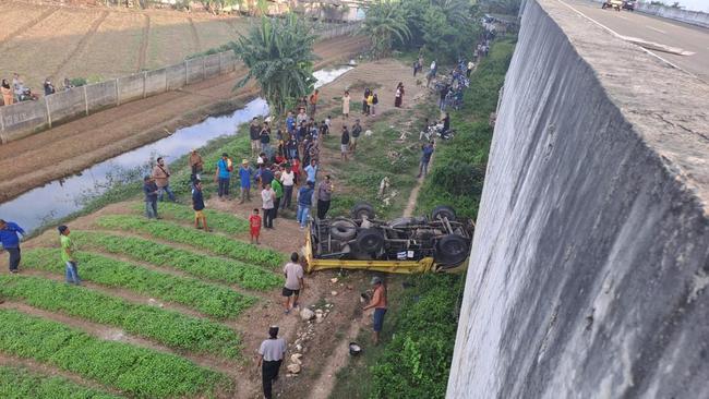 Truk Terjun Bebas di Tol Cibitung Jatuh dari Ketinggian 6 Meter