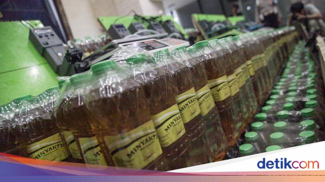 Tumpukan Barang Bukti Minyakita yang Isinya Dikurangi