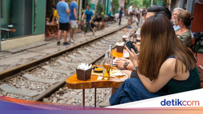 Hanoi Larang Wisata Ngopi di Tepi Rel Kereta Api Karena Berbahaya