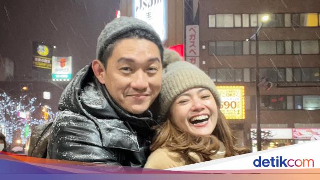 7 Foto Mesra Ifan Seventeen Bareng Istri, Kini Dipilih Jadi Dirut PFN