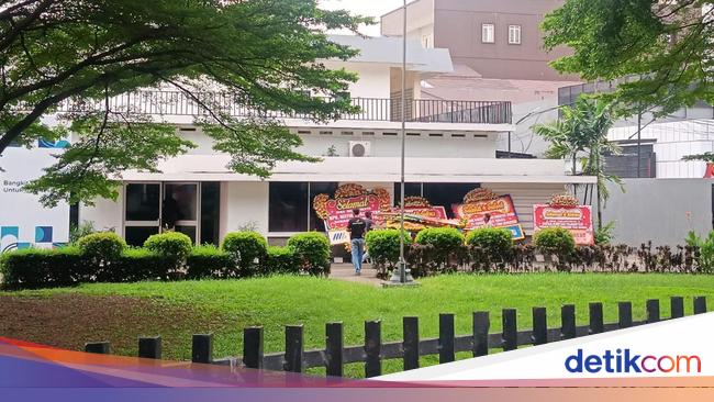 Kantor PFN Ramai Karangan Bunga Ucapan Ifan Seventeen Jadi Direktur Utama