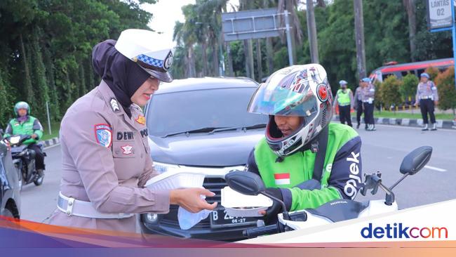 Aksi Sosial Polres Jajaran Polda Metro Bagi-bagi Takjil di Jalanan