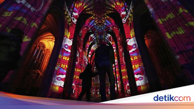Warna-warni Seni Cahaya Sinari Makam Jane Austen di Katedral Winchester