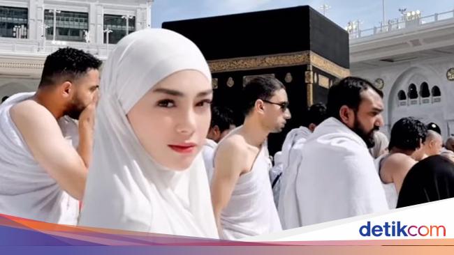 Potret Haru Celine Evangelista Jalani Umrah