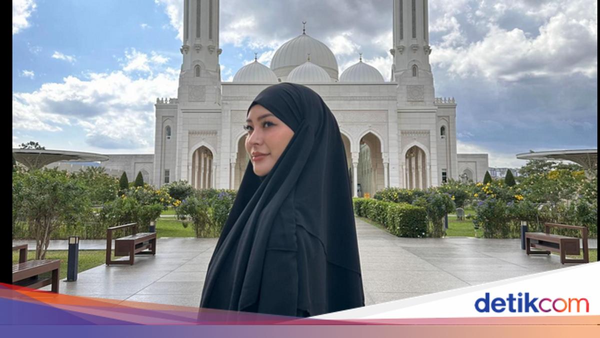 Toydan oldin bir olomon kelinni tekshirdi. Jinsiy aloqa videoni onlayn tomosha qiling. Fohishalar, fohishalar, transvestitlar