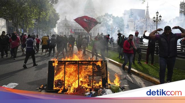 Pensiunan dan Penggemar Sepak Bola Argentina Bentrok dengan Polisi