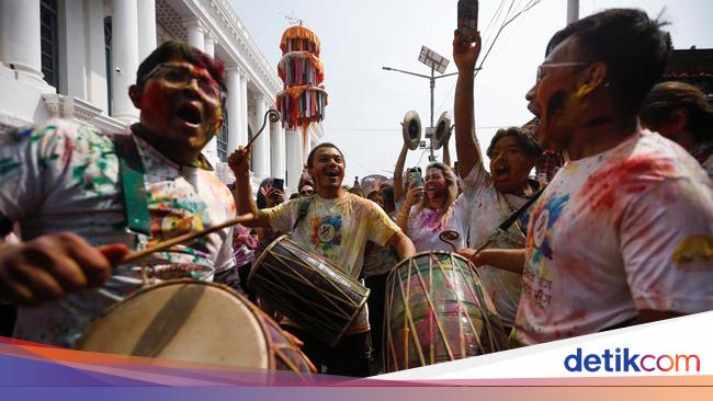 Semarak Festival Warna di Nepal