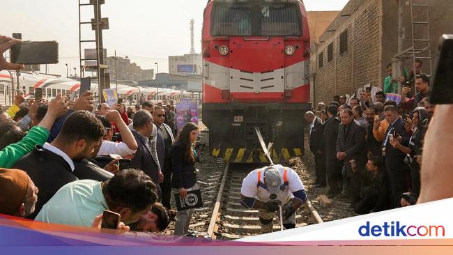 Gokil! Pria di Mesir Pecahkan Rekor Tarik Kereta 279 Ton