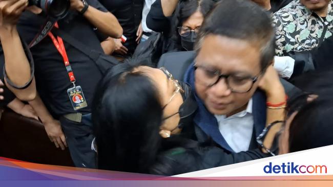 Sekjen PDIP Hasto Peluk Istri dan Teriak Merdeka Usai Sidang