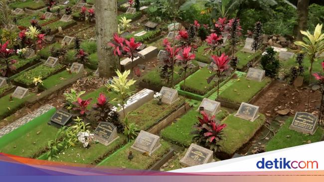 Relawan mempersiapkan jenazah di TPU Nagrog Bandung