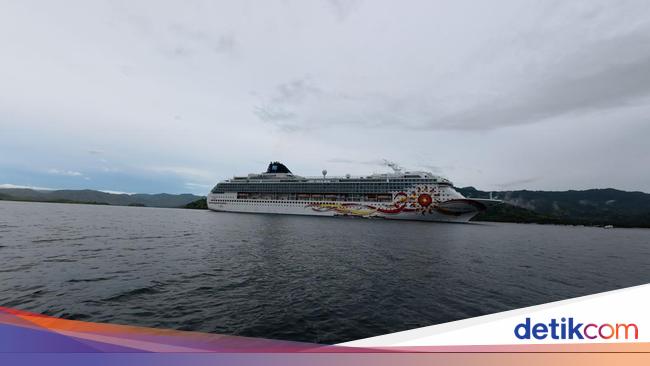 Komodo Kembali Disandari Kapal Pesiar Besar, Bawa 1.633 Turis