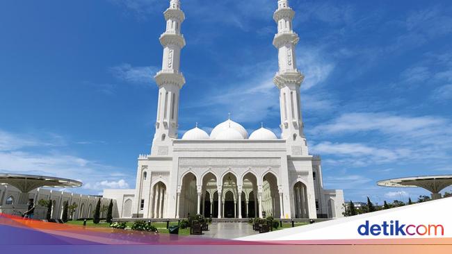 Masjid Megah Malaysia yang Dikunjungi Mantan Bintang Porno Rae Lil Black