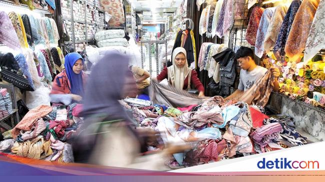 Cerita Warga Tak Kuat Desak-desakan Berburu Baju Lebaran di Tanah Abang