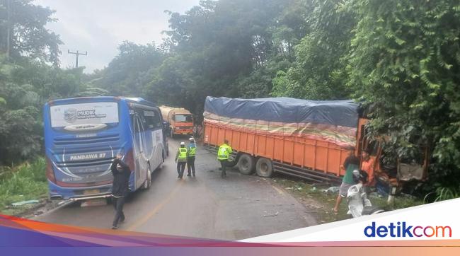 Maut di Palembang-Jambi: Bus Tabrakan, Sopir Tewas, Belasan Penumpang Luka!