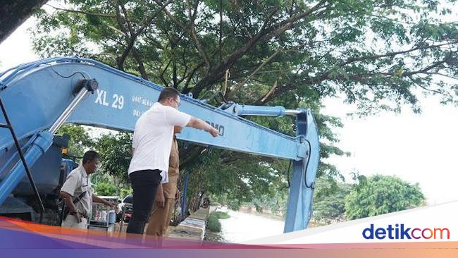 Pengerukan Lumpur Kali Pesanggrahan Cegah Banjir di Kembangan