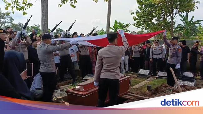 Tembakan Salvo Iringi Pemakaman Briptu Anumerta Ghalib di Lampung