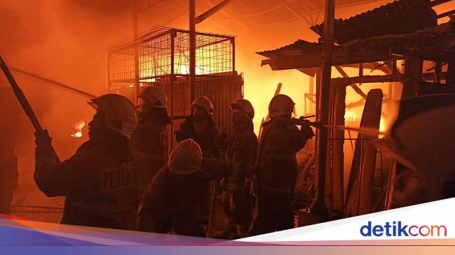 Kebakaran di Pasar Poncol Jakpus, 21 Unit Damkar Dikerahkan