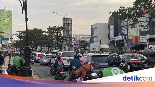 Puasa, jalan Margonda untuk mengakses UI Depok Macet