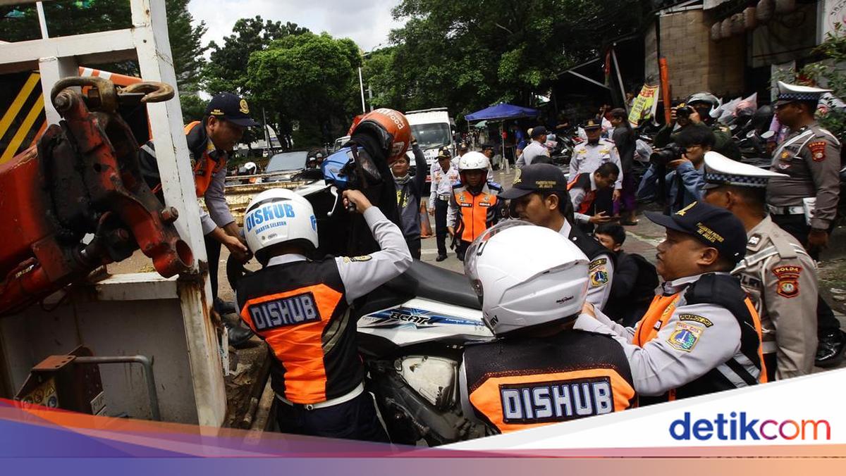 Api Razia's Razia Parkir Liar di Jakarta, Motor Diangkut Petugas