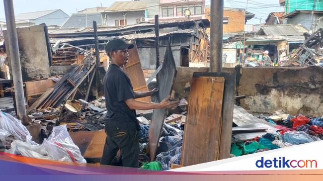 Kebakaran Pasar Poncol, Surya Pemilik Kios Aksesori HP Rugi Rp 300 Juta