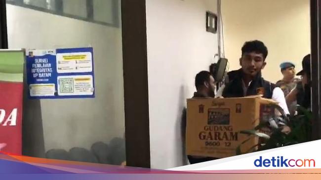 Polisi Bawa 3 Kardus Isi Dokumen Usai Geledah Kantor BP Batam