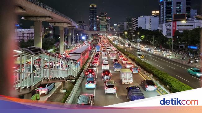 Merah! Lalin Tol Dalam Kota hingga JORR Macet Jelang Long Weekend