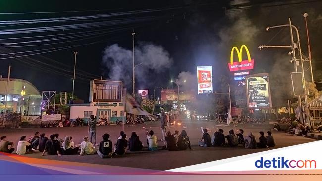 Demo Tolak RUU TNI, Mahasiswa Tutup Simpang Ciceri Serang Malam Ini