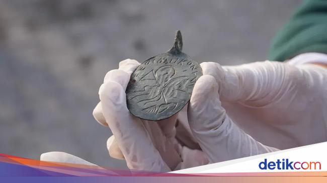 Bandul 1.600 Tahun Gambarkan Nabi Sulaiman Menombak Iblis