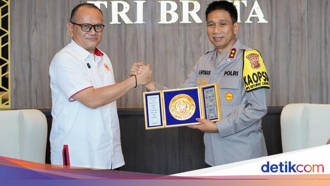 Irjen Akhmad Wiyagus Terima Penghargaan Tokoh Olahraga Jabar dari KONI