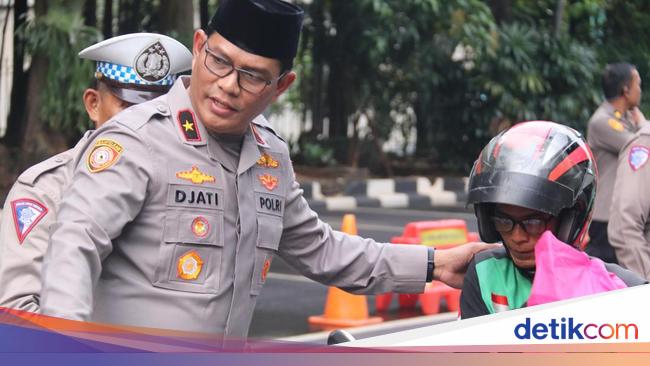 Polda Metro Gelar Baksos Drive-Thru Bagikan Sembako ke Masyarakat