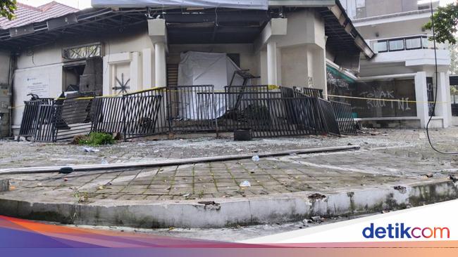 Kantor Bank di Dago Bandung Dirusak dan Dibakar Massa