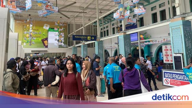 Stasiun Senen Mulai Ramai, Pemudik Pilih Mudik Lebih Awal karena Bisa WFH