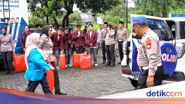 Momen Polantas Jakarta Bagikan Takjil di Jakbar Bareng Aliansi Mahasiswa