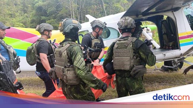 Satgas Habema TNI Evakuasi Jenazah Guru Korban Pembunuhan OPM di Yahukimo