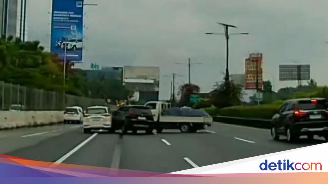 Pikap Tabrak 3 Mobil di Exit Tol Bandara Soetta Usai Nyalip