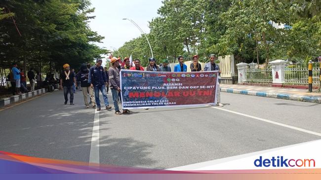 Mahasiswa Demo Tolak UU TNI di NTT, Khawatir Dwifungsi Hidup Lagi