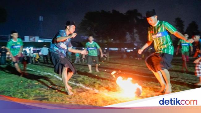 Keseruan Santri Ikuti Turnamen Sepak Bola Api di Markas TNI