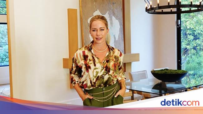 このモデルには、60歳のプレイボーイボスと付き合った後、性問題があります