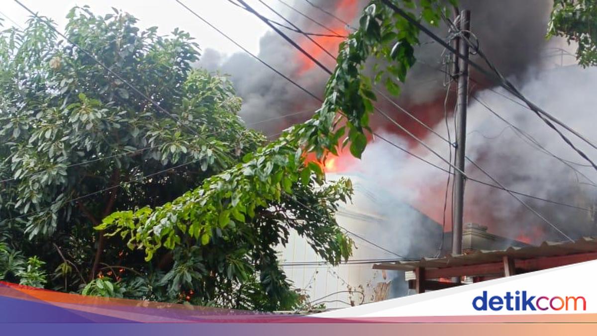 Bangunan di Penjaringan Jakut Terbakar, Api Berkobar